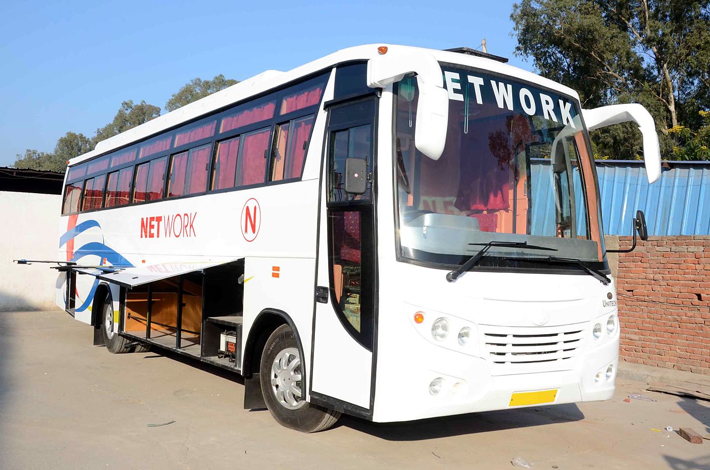 Network Travels, white — luggage bays open