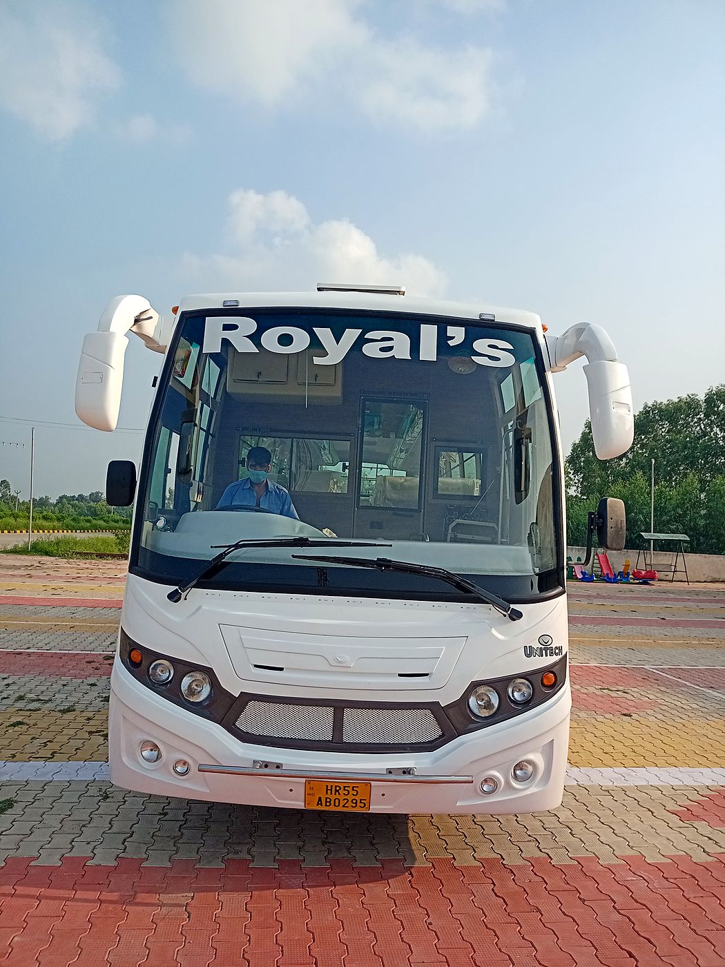 Royal's — front